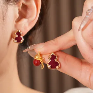 Vergoldete Harz-Kalebasse-Ohrringe im Retro-China-Stil mit roter Samt-Oberfläche