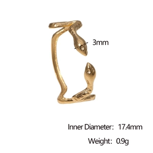Détail de la bague serpent dorée montrant la largeur de 3mm et le diamètre de 17,4mm