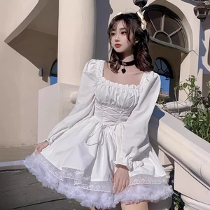 Elegante vestido blanco estilo Lolita con mangas abullonadas, encaje y escote cuadrado