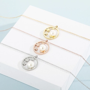 Vue détaillée de colliers étoile avec perles en finitions or, argent et or rose poli
