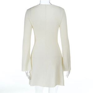 Vue détaillée du dos d'une robe blanc cassé à manches longues avec texture nid d'abeille