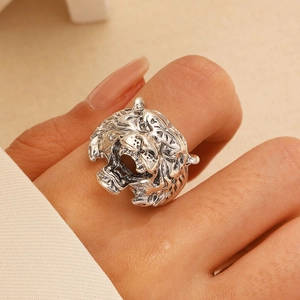 Men's vintage tiger head ring with detailed relief engraving and silver finish