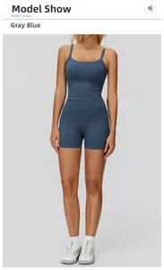 Dettaglio del set yoga blu grigio con canotta sportiva e pantaloncini a vita alta