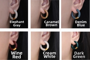 Vue détaillée de six boucles d'oreilles en émail coloré plaqué or 18 carats et titane