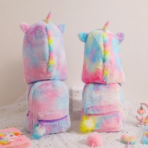 Detail von Plüsch Regenbogen Einhorn Rucksäcken mit glänzenden Hörnern und Anhänger