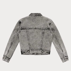 Vue arrière de la veste en jean gris délavé acide avec texture neige et brides d'ourlet
