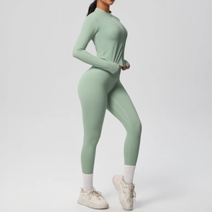 Vue latérale de l'ensemble de yoga vert clair avec veste zippée et legging galbant