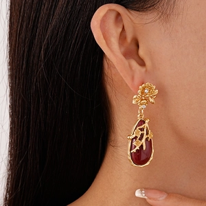 Boucles d'oreilles vintage fleurs dorées avec gouttes de résine bordeaux et strass