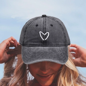 Dunkelgraue Baseballkappe aus gewaschenem Denim mit minimalistischem Herz-Stickerei