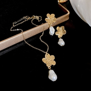 Vintage Golden Flower Necklace And Earrings Faux Artificial Baroque Pearl With Silver Earring Post For Women Elegant French Style