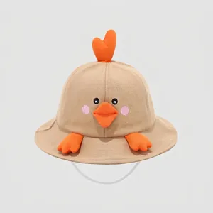 Détail de broderie poussin et éléments 3D sur ce chapeau bob en coton pour enfants