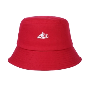 Chapeau bob en sergé de coton rouge avec broderie de montagne blanche sur fond blanc