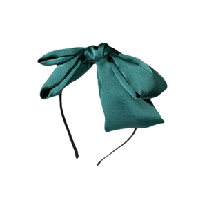 Serre-tête élégant à nœud en satin vert foncé avec un fin bandeau noir sur fond blanc