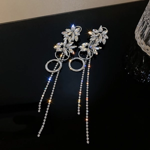 Elegantes pendientes de flores plateadas con borlas largas de pedrería y cristales