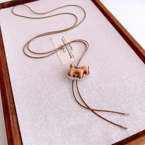 Collier bolo tie vintage avec pendentif cheval à bascule en bois et cordon en cuir