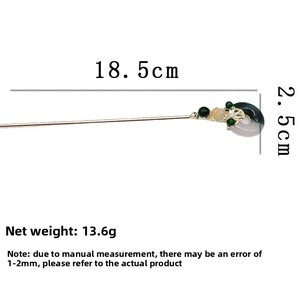 Détail de l'épingle à cheveux dorée avec perles vertes et pendentif en jade, 18,5 cm