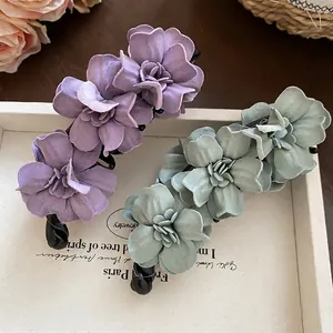 Barrettes banane élégantes avec fleurs en tissu 3D en violet clair et vert doux