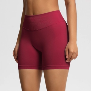 Gros plan du short de fitness bordeaux sans couture avec taille haute côtelée gainante