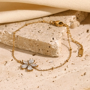 Elegantes 18K vergoldetes Edelstahlarmband mit Blumenanhänger und weißen Zirkonia