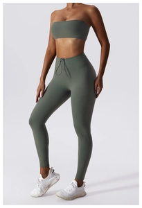 Detail der High-Waist-Yoga-Leggings mit Kordelzug und passendem Sport-BH-Top