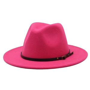 Classico cappello fedora in lana magenta con cintura in pelle nera e fibbia dorata