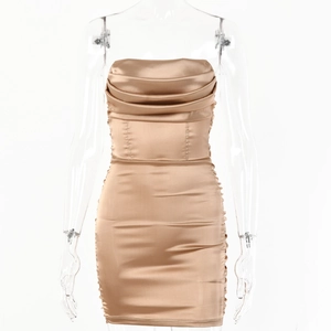 Robe courte bustier en satin champagne avec fronces latérales sur mannequin
