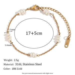 Détail d'un bracelet en acier doré 18 carats avec perles de culture baroques d'eau douce