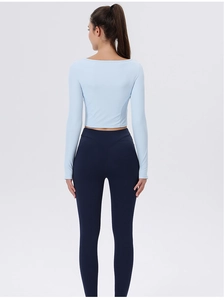 Detailansicht von geripptem hellblauem Crop-Top und dunkelblauer Yoga-Hose von hinten