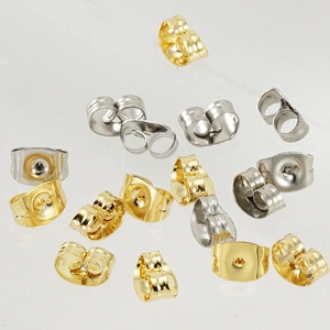 Detailansicht der 18K vergoldeten Schmetterlings-Ohrringrücken aus Edelstahl in Gold und Silber