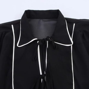 Robe en mousseline style français avec col polo contrasté et nœud papillon élégant