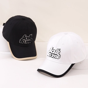 Detail von Kinder-Baseballkappen mit 'talk to me' Bestickung in Schwarz-Weiß-Designs