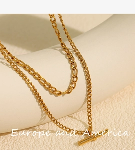 Détail d'un collier doré avec fermoir à bascule sur un support en céramique blanche