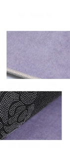 Détail d'un tapis violet montrant la surface veloutée et le dossier antidérapant à picots