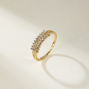 Anello di lusso francese in acciaio titanio dorato con tre file di cristalli e cuori intagliati