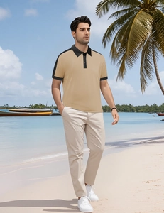 Polo bicolore kaki et noir pour homme, porté à la plage avec des palmiers au fond