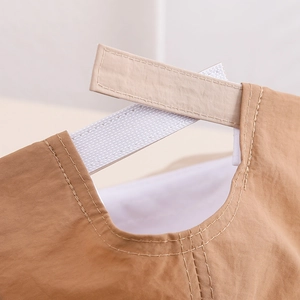 Détail du réglage par velcro et du tissu à séchage rapide sur la casquette pour bébé
