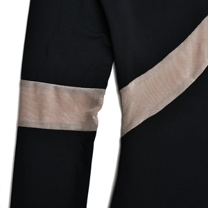 Détail de la robe noire avec empiècements en maille beige transparente et tissu élastique