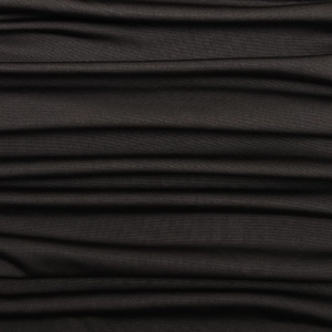 Détail du tissu tricoté noir avec texture verticale fine et plis souples élégants