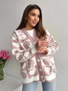 Détail du cardigan en maille cœur rose et blanc avec col en V et boutons blancs
