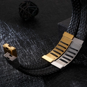 Nahaufnahme von Edelstahl-Verschlüssen an geflochtenen Lederarmbändern für Herren