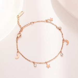 Bracciale minimalista in oro rosa 18K con ciondoli a stella e luna e zirconi trasparenti