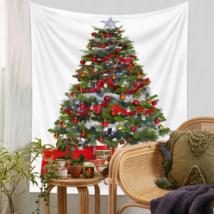 Arazzo bohémien con albero di Natale appeso su una parete bianca in un soggiorno accogliente