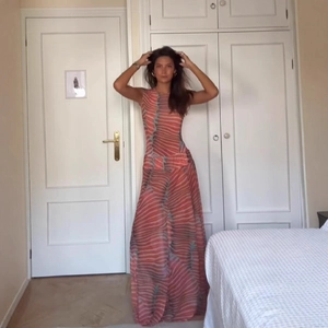 Ensemble deux pièces jupe longue en maille pour femme avec imprimé abstrait rouge et rose