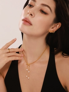 Détails du collier et des boucles d'oreilles nœud papillon avec perles plaqués or 18 carats