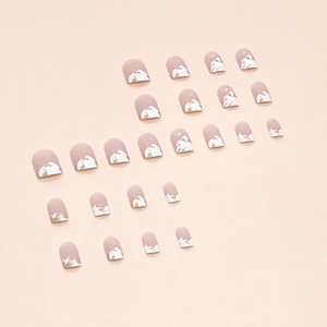 Faux ongles courts mats avec motif montagne enneigée et paillettes rose doré élégant