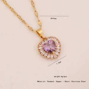 Macro di una collana a cuore dorata con zircone viola e dettagli in acciaio inossidabile