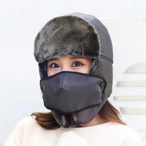 Bonnet trappeur gris foncé d'hiver avec doublure en fourrure et masque de protection
