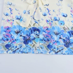 Camicetta in chiffon floreale da donna con scollo a fiocco e maniche a lanterna