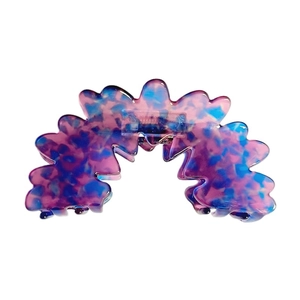 Pince à cheveux élégante en acrylique avec texture marbrée bleue et rose sur fond blanc