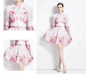 Détails de la robe à fleurs avec col montant et ourlet fluide pour un style élégant